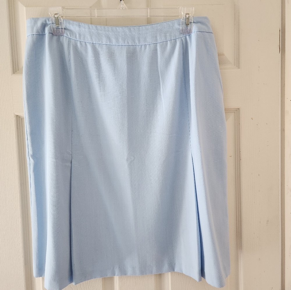 Sag Harbor powder blue skirt w/ win pleats in the front. EUC
